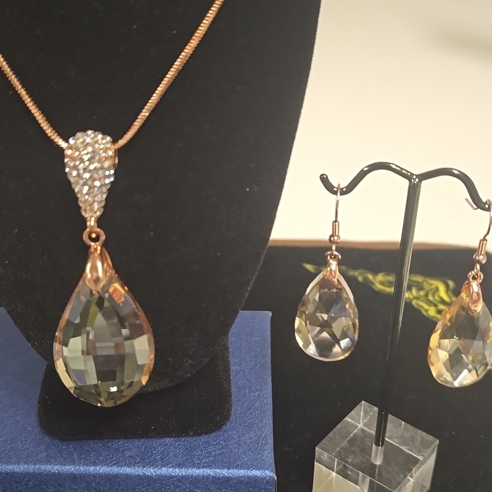 ๐๏ธ Simulated Champagne Sapphire & White Austrian Crystal Earrings & Necklace - Picture 8 of 15